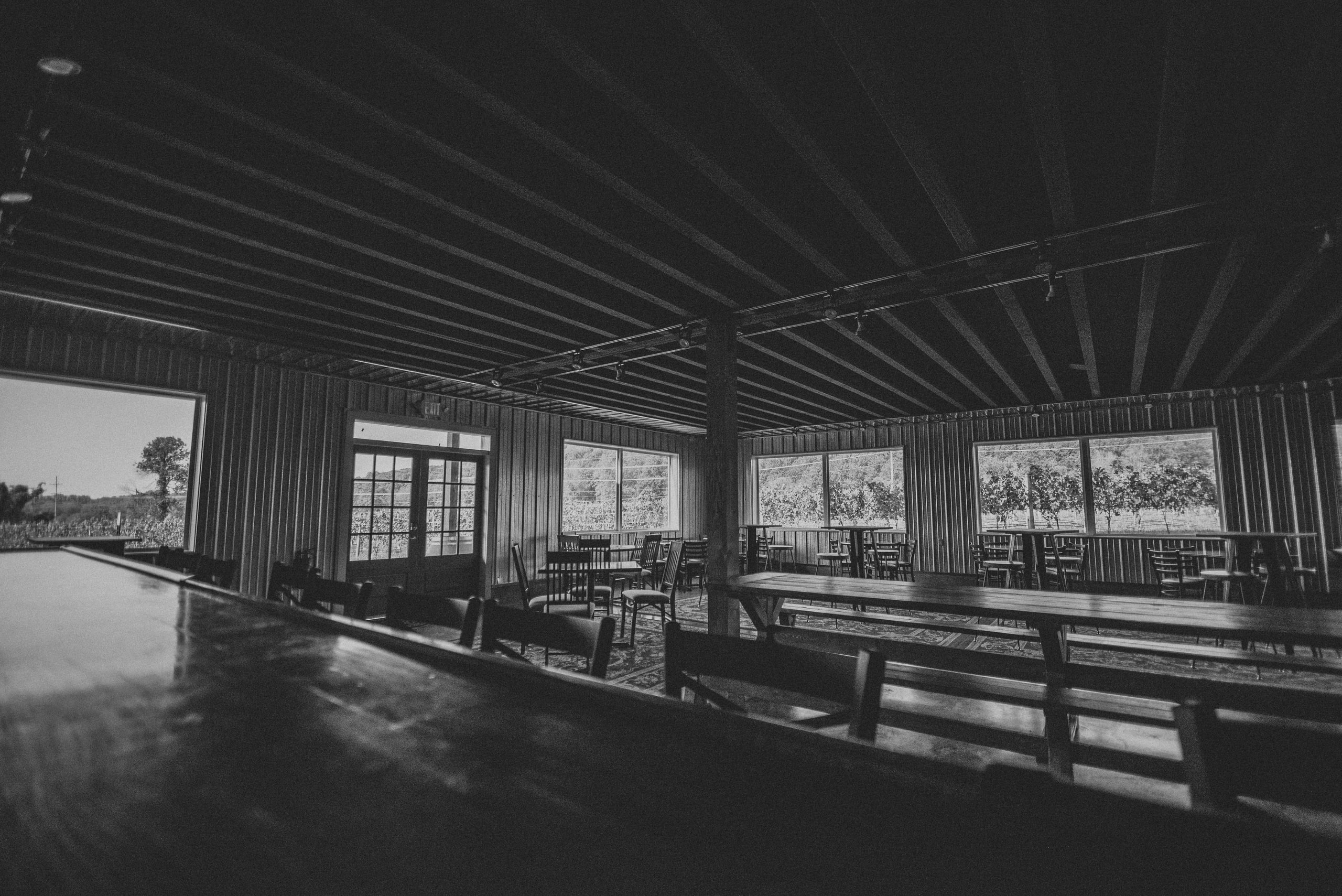 Long room, ribbed ceiling, perspective.