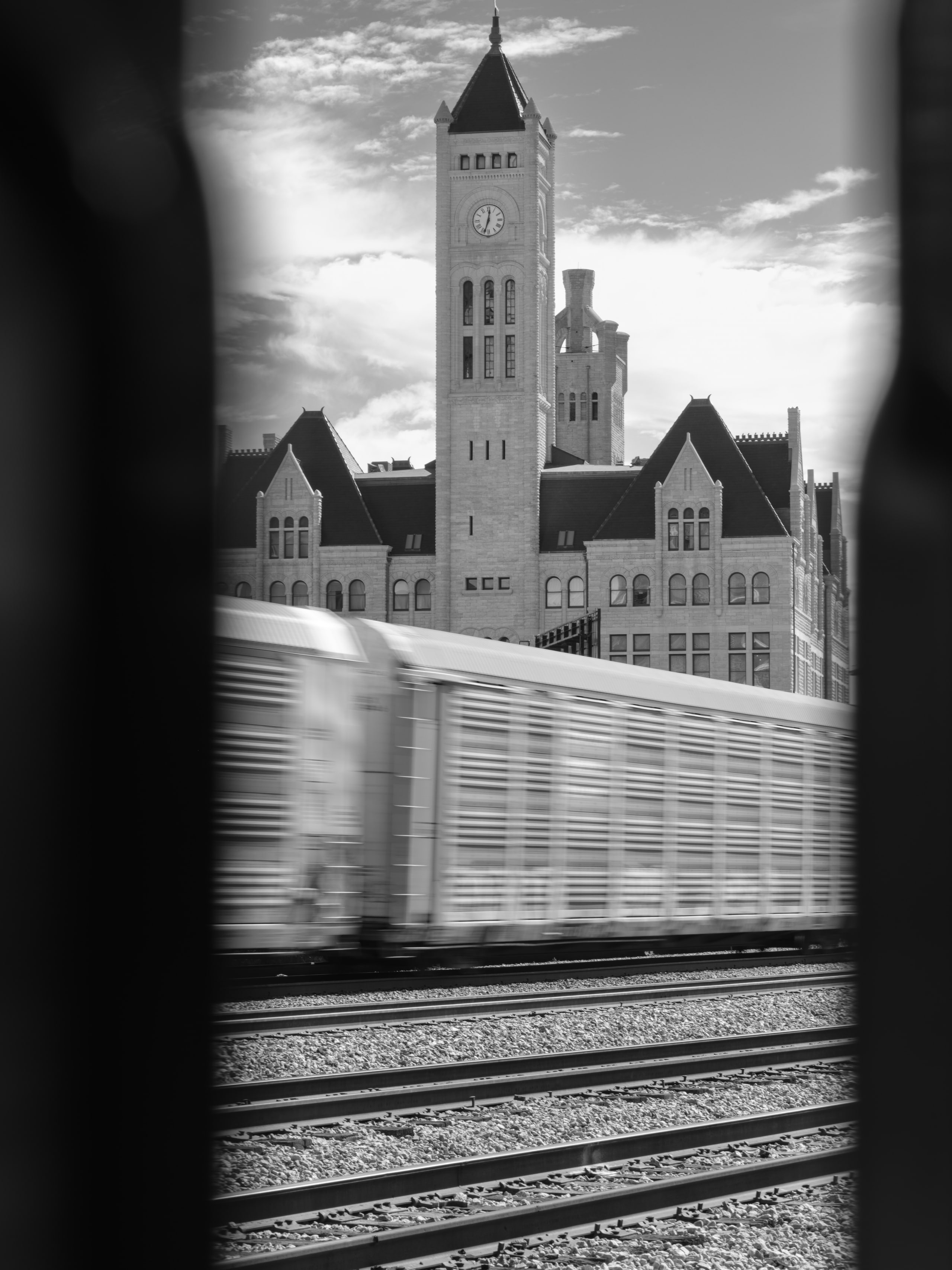 B&w city, tower in haze.