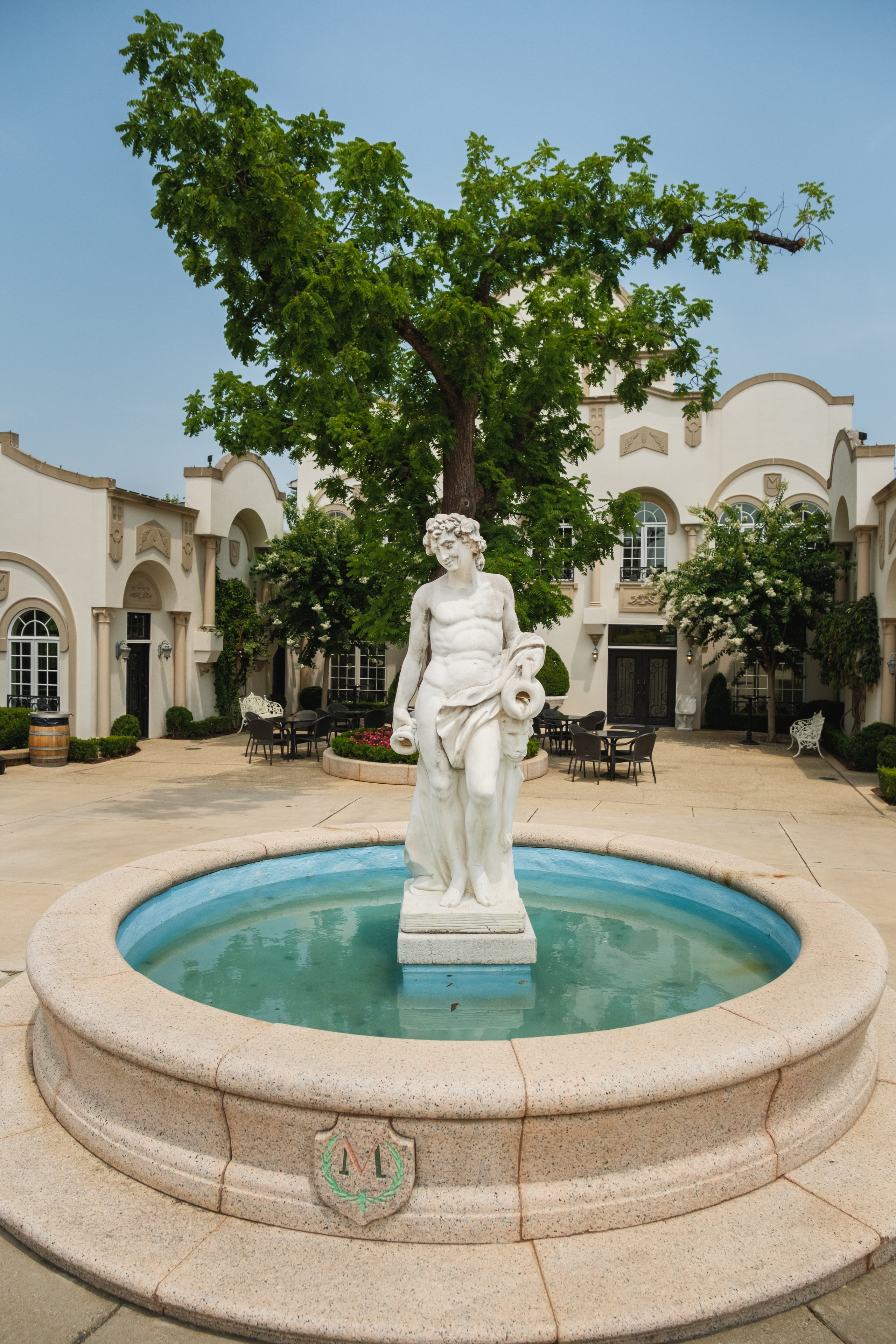 Estate front with the fountain.