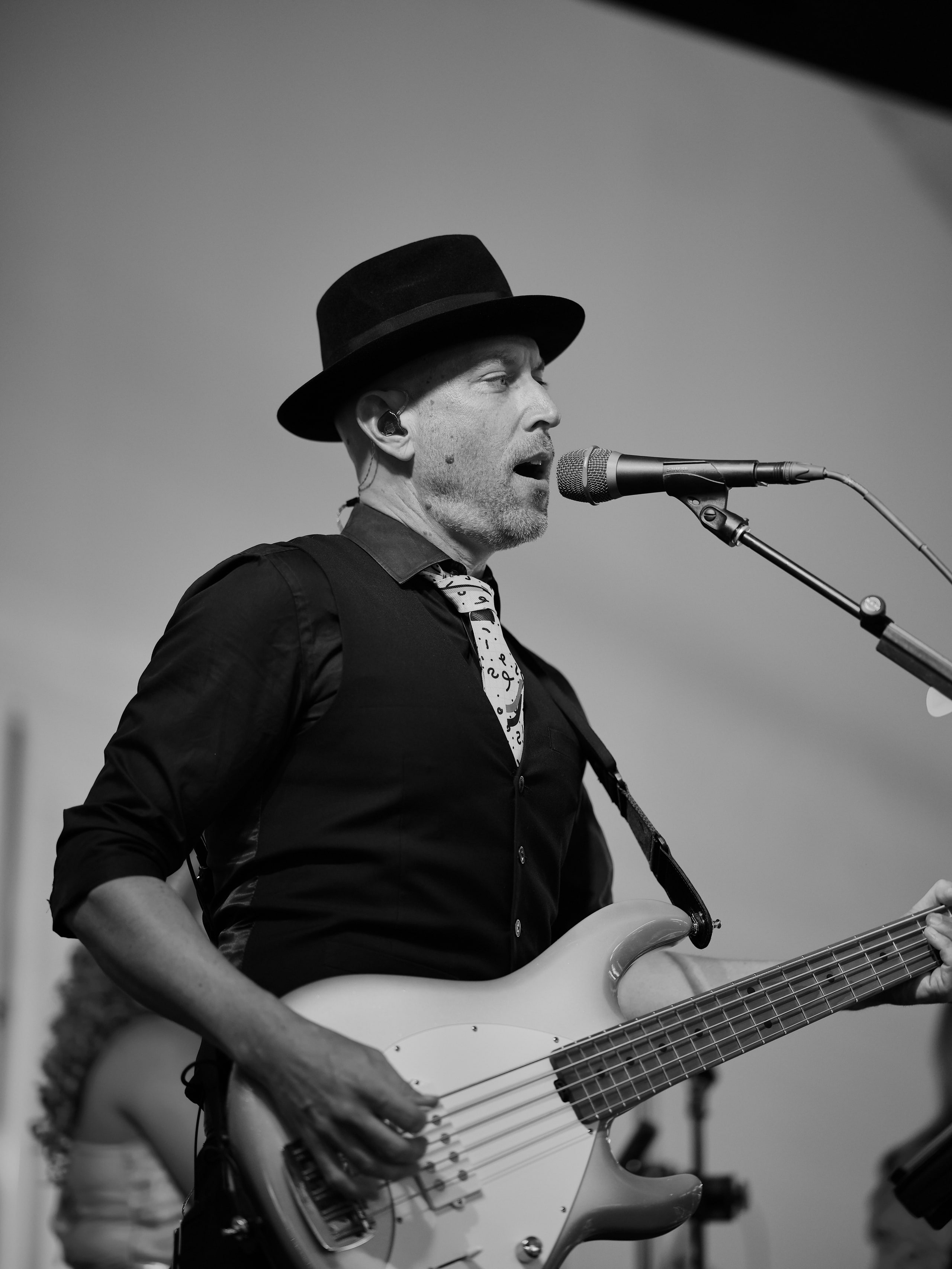B&w performer, air around him.